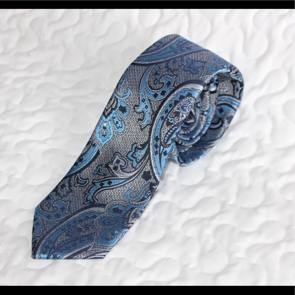 NWOT blues and gray paisley tie